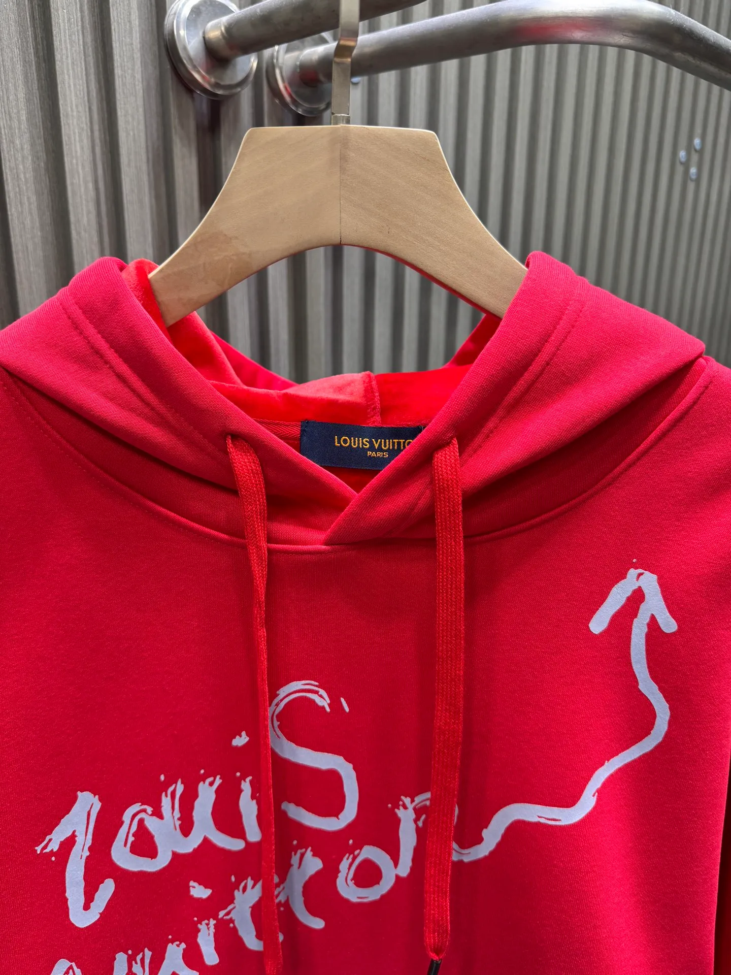 🅿️280 Louis Vuitton Louis Vuitton Louis Vuitton New Year's Official Website 25* New trendy brand letter printed hooded sweatshirt 400 grams of pure cotton ➕ silver fox velvet Double-layer heavy-duty letter pattern, whether it is T-shirt or sweatshirt, is a hot item every year. Large-area printing on the front uses Dakangli digital printing machine for direct printing. The cost is extremely high. After many debuggings, the color difference of the pattern is close to 99% of the original version. It is different from the garbage offset printing version in the market. Super labor-intensive. The fabric is exclusively customized and dyed 400g. Double-ply cotton. Kangaroo pocket design element. Trendy men and trendy women.